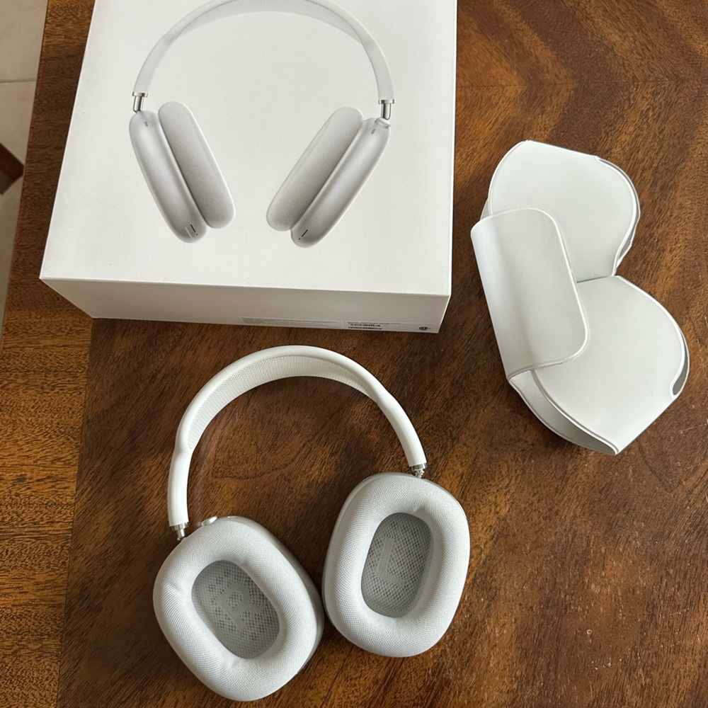 AirPods Max silver LNWT